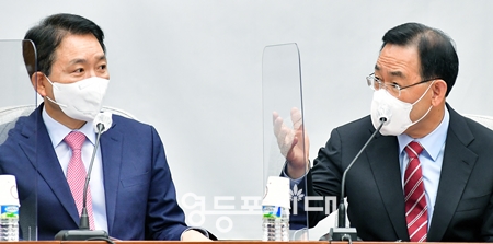 ▲주호영 국민의힘 원내대표(사진 오른쪽)와 성일종 정책위의(사진 왼쪽이)장이 30일 국회에서 열린 국감 대책 회의 도중 서로 대화를 나누고 있다. Ⓒ영등포시대 