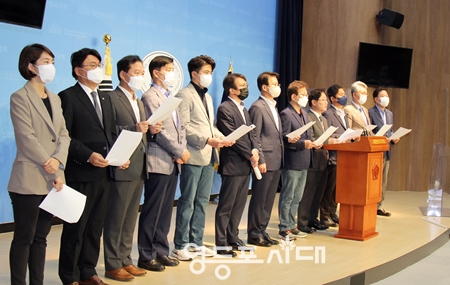 ▲민주당 윤석열 정권 정치 탄압대책위원회 위원 일동이 3일 국회 소통관에서 기자회견을 열고 문재인 전 대통령에 대한 감사원의 서면조사 시도에 대해 강하게 비판하고 있다. Ⓒ영등포시대