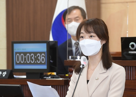 ▲김지연 영등포구의회 의원이 9월 29일 영등포구의회 제293회 2차 정례회에서 남성아파트 화재 사건 대응과 안전 대책에 관해 5분 발언을 하고 있다. Ⓒ영등포구의회 영상 갈무리