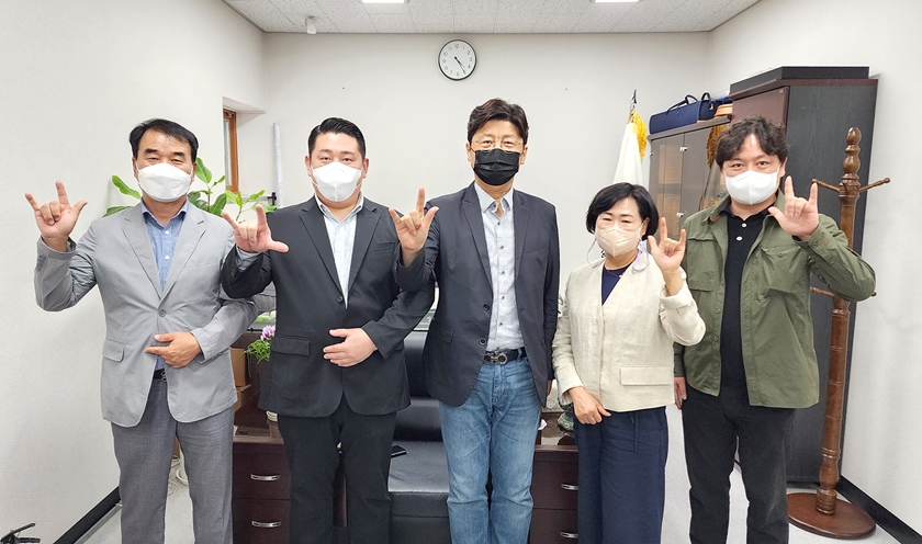 ▲영등포구사회복지협의회에 후원금을 전달한 지역 내 업체 대표들이 단체 사진을 찍고 있다. Ⓒ영등포구사회복지협의회 