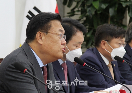 ▲국민의힘 정진석 비대위원장(사진 왼쪽)이 6일 국회에서 비상대책회의 모두 발언을 통해 민주당 정부의 대북정책에 대해 강하게 비판하고 있다. Ⓒ영등포시대