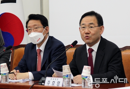 ▲주호영 원내대표(사진 오른쪽)가 정부 조직개편안에 대한 민주당의 협조를 요청하고 있다. Ⓒ영등포시대