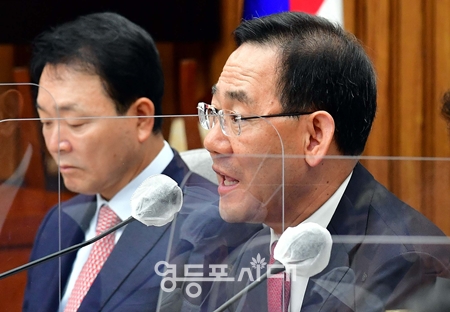 ▲주호영 원내대표가 7일 국회에서 열린 국정감사 대책 회의 모두 발언에서 “국정감사 품격을 가지고 해주시기를 바란다”라고 당부하고 있다. Ⓒ영등포시대