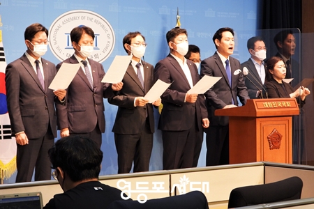 ▲민주당 정무위원 일동이 국회 소통관에서 기자회견을 열고 “감사원이 스스로 무너트린 독립성과 불법적인 행위에 대해 반드시 책임지게 할 것이다”라고 강조하고 있다. Ⓒ영등포시대