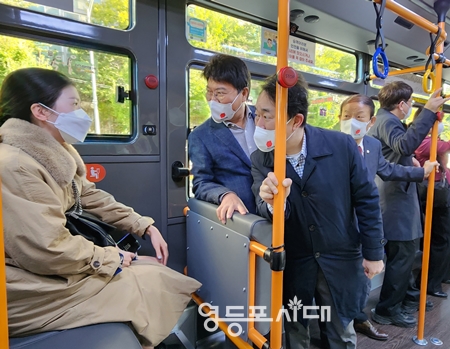 ▲박용찬 당협위원장(사진 오른쪽)이 10월 17일 주민과 함께 신길뉴타운 운행을 시작한 6713번 시내버스 시승식을 하고 있다. ⓒ국민의힘 영등포을 당원협의회