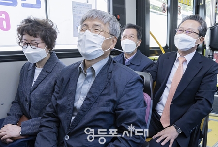 ▲최호권 영등포구청장(사진 오른쪽)이 10월 17일 주민과 함께 신길뉴타운 운행을 시작한 6713번 시내버스 시승식을 하고 있다. ⓒ최호권 구청장 페이스북 갈무리