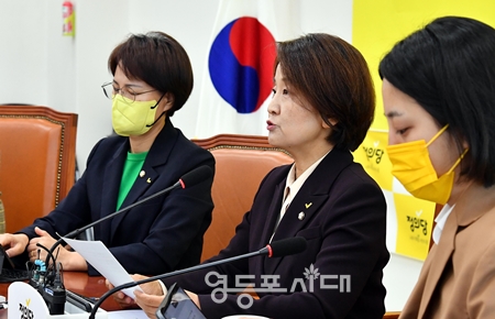  ▲정의당 이은주 원내대표가 10월 18일 국회에 열린 의원총회 모두 발언에서 카카오 사태와 관련해 “‘게으른 카카오’와 ‘불통 국회’가 만든 ‘먹통 사태’”라고 목소리를 높이고 있다. Ⓒ영등포시대 