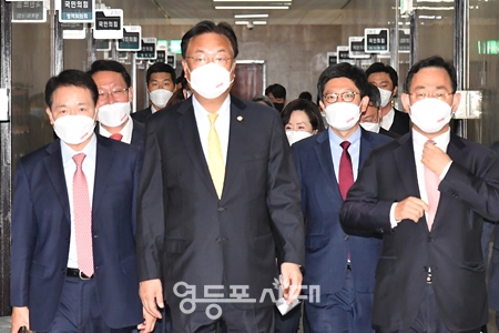 ▲국민의힘 지도가 24일 오전 비대위원회를 위해 회의장에 향하고 있다. Ⓒ영등포시대 