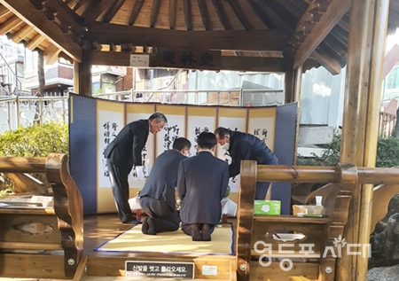 ▲구립 미루나무길 경로당 김갑수 회장과 관계자들이 27일 고추말공원 내 팔각정에서 도림동 ‘당고제’를 지내고 있다. Ⓒ영등포시대