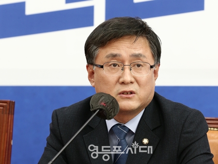 ▲김성환 정책의 의장이 26일 출범한 2050년 탄소중립 녹색성장위원회 제2기에 대해 “시민단체나 전문가들은 모두 배제됐고 원전 관계자와 이명박 정부 때 4대강 자문했던 사람들로 채워졌다”라고 밝히고 있다. Ⓒ영등포시대