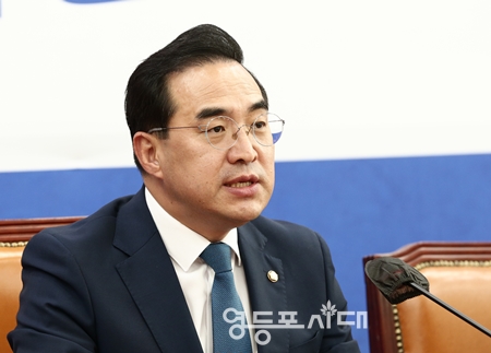 ▲민주당 박홍근 원내대표 10월 27일 국회에서 열린 정책조정회의 모두 발언에서 “경제를 알지 못하는 검찰 출신 정치인들의 무능함이 나라 경제를 통째로 뒤흔들고 있다”라고 비판하고 있다. Ⓒ영등포시대