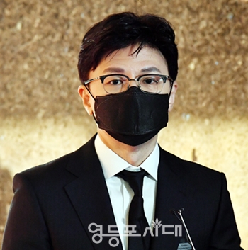 ▲한동훈 법무부 장관이 11월 2일, 국회 법사위원회 출석을 위해 국회에 도착한 뒤 기자들이 이태원 참사에 대한 경찰의 수사에 관한 질문에 답하고 있다. Ⓒ영등포시대