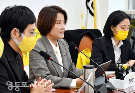 ▲정의당 이은주 원내대표(사진 가운데)가 8일 국회에서 열린 의원총회 모두 발언에서 “국민의힘은 당장 국정조사를 수용하라”라고 촉구하고 있다. Ⓒ영등포시대