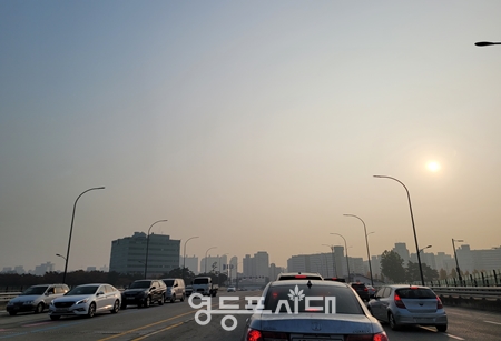 ▲10일 아침 고척교에서 바라본 영등포역 방향, 초미세먼지로 인해 부옇다. Ⓒ영등포시대