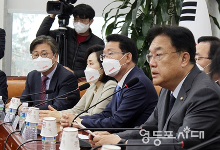 ▲정진석 비대위원장이 14일 국회에서 열린 비대위원회 모두 발언에서 “민주당은 이재명과 함께 자멸할 것이냐? 국민정당의 길을 갈 것이냐? 이제 양자택일해야 한다”라고 주장하고 있다. Ⓒ영등포시대