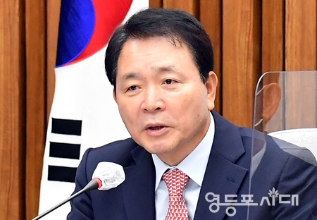 ▲성일종 정책위의장이 “이재명 대표를 구하기 위한 민주당은 사무총장 명의로 지역별로 천막당사를 차리고 서명 목표까지 제시하라는 지시까지 내려보냈다”라며 목소리를 높이고 있다. Ⓒ영등포시대