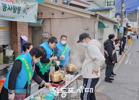 ▲영등포본동 청소년지도협의회 회원들과 주민센터 관계자들이 17일 아침, 영등포여고 시험장 앞에서 수능생들을 격려 응원하는 봉사활동을 펼치고 있다. Ⓒ영등포시대 