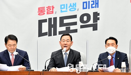 ▲국민의힘 주호영 원내대표(사진 가운데)가 18일 오전 국회에서 열린 원내대책회에서 “윤석열 퇴진 운동에 앞서 자신의 당 대표 퇴진 운동부터 먼저 하라”라고 말하고 있다. Ⓒ영등포시대