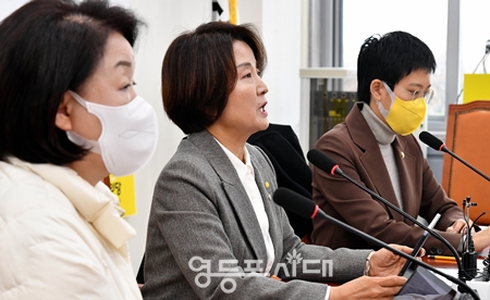 ▲정의당 이은주 원내대표(사진 가운데)가 22일 국회에서 열린 의원총회 모두 발언에서 10.29 이태원 참사와 관련해 “이제야말로 인내의 시간을 끝내고 진상규명과 책임의 시간을 시작할 때다”라고 강조하고 있다. Ⓒ영등포시대