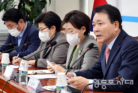 ▲성일종 국민의힘 정책위의장은 22일 국회에서 화물연대 집단 운송거부사태 점검 긴급 당정협의회를 열고 “국민을 상대로 국가 경제를 볼모로 삼아 대한민국을 멈추게 하는 어떠한 파업에도 정부는 용인할 수 없다”라고 강조하고 있다. Ⓒ영등포시대