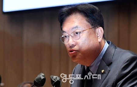 ▲정진석 비대위원장이 이날 모두발언을 통해 유가족에게 특수본의 수사 결과를 믿을 수 없다면 국정조사, 특검을 통해 진상을 낱낱이 밝혀내겠다는 말씀을 드렸다”라고 밝히고 있다. Ⓒ영등포시대