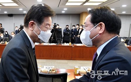 ▲11월 29일 국회 의원회관 제2세미나실에서 열린 민주당 인천시당–인천시 당정협의회에 앞서 이재명 민주당 대표와 유정복 인천시장이 인사를 나누고 있다. Ⓒ영등포시대