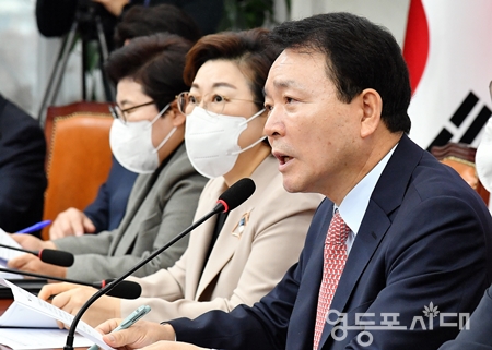 ▲국민의힘 성일종 정책위의장이 29일 국회에서 ‘화물연대 집단 운송 거부로 인한 건설 현장 위기 상황 점검 긴급간담회를 개최하고 “정부는 법과 원칙을 바로 세워서 반드시 이 문제를 바로잡겠다”라고 강조하고 있다. Ⓒ영등포시대 