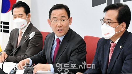 ▲국민의힘 주호영 원내대표가 30일 오후 국회에서 기자간담회를 열고 “새해 예산안 처리, 이상민 장관의 해임 건 등, 민주당 주장에 대해 조목조목 반박하고 있다. Ⓒ영등포시대