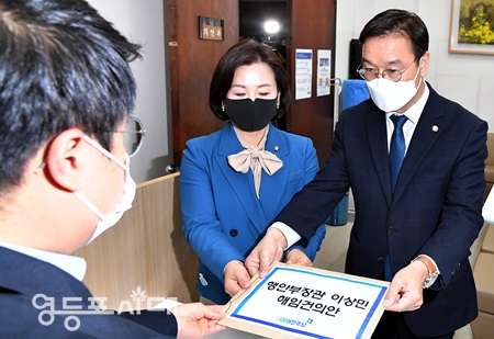 ▲민주당 위성곤 의원(사진 오른쪽)과 이수진 의원이 11월 30일 국회 의안과에 이상민 행안부 장관의 해임건의안을 제출하고 있다. ©영등포시대