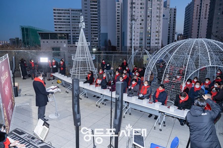 ▲최호권 영등포구청장이 30일 저녁 신길역 광장에서 열린 크리스마스트리 점등식에 참석해 인사말을 하고 있다.©최호권 구청장 페이스북 갈무리