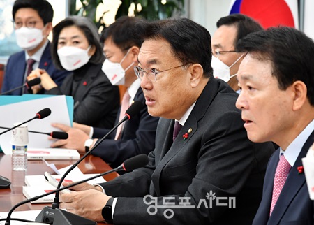 ▲국민의힘 정진석 비상대책위원장(사진 오른쪽에서 두 번째)이 12월 1일 국회에서 열린 비대위원회 모두 발언에서 이상민 행안부 장관 해임 촉구에 대해 “이태원 참사 진상규명을 민주당 입맛대로 하겠다는 것이다”라고 주장하고 있다.©영등포시대