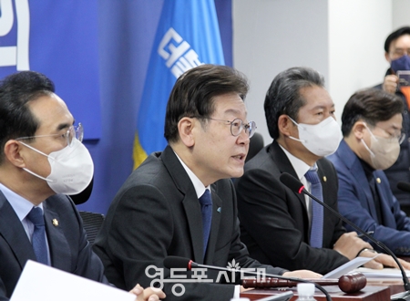 ▲이재명 민주당 대표(왼쪽에서 두번째)가 2일 국회 의원회관에서 전국위원장들이 참석한 첫 번째 확대간부회의를 개최하고 ‘윤석열 정부’를 향해 “벼랑 끝에 선 민생경제에 대한 책임 있는 자세”를 촉구하고 있다.Ⓒ영등포시대 