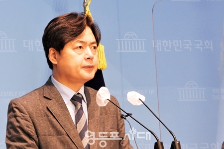 ▲민주당 김현정 대변인이 8일 소통관에서 브리핑을 갖고 윤석열 대통령이 7일 중장 진급자들과의 만남에서 “동맹국의 압도적인 핵전력을 믿고 자신감을 가져달라”고 한 말에 대해 강하게 비판하고 있다. Ⓒ영등포시대