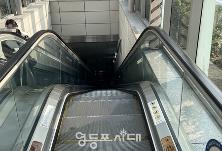 ▲당산역 9호선 에스컬레이트, 위에서 보면 아래가 까마득하게 보인다. Ⓒ서영준 공감기자