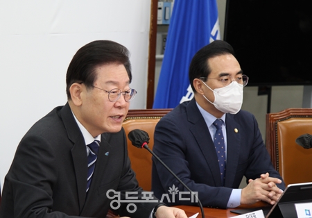 ▲이재명 대표(사진 왼쪽)가 12일 국회에서 열린 최고위원회 모두발언에서 “새해 예산안의 협상이 합의되지 않으면 민주당의 독자적인 안을 제출할 계획이다”라고 밝히고 있다. Ⓒ영등포시대 