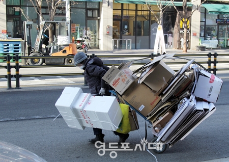 ▲12월 8일 오전 영등포구 국회대로54길 앞에서 폐지를 줍는 어르신이 리어카에 폐지를 싣고 고물상을 향하고 있다. Ⓒ영등포시대