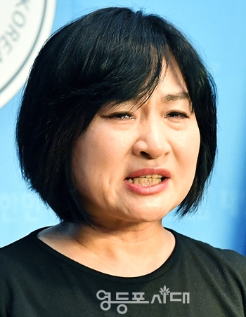 ▲고 이지한씨 어머니가 13일 오수 국회 소통관에서 기자회견을 열고 “반성하시라, TV에 나와 떠들지 마시라, 한 번 더 생각하고 걸러서 말하시어라”라며 울분을 토하고 있다. Ⓒ영등포시대 