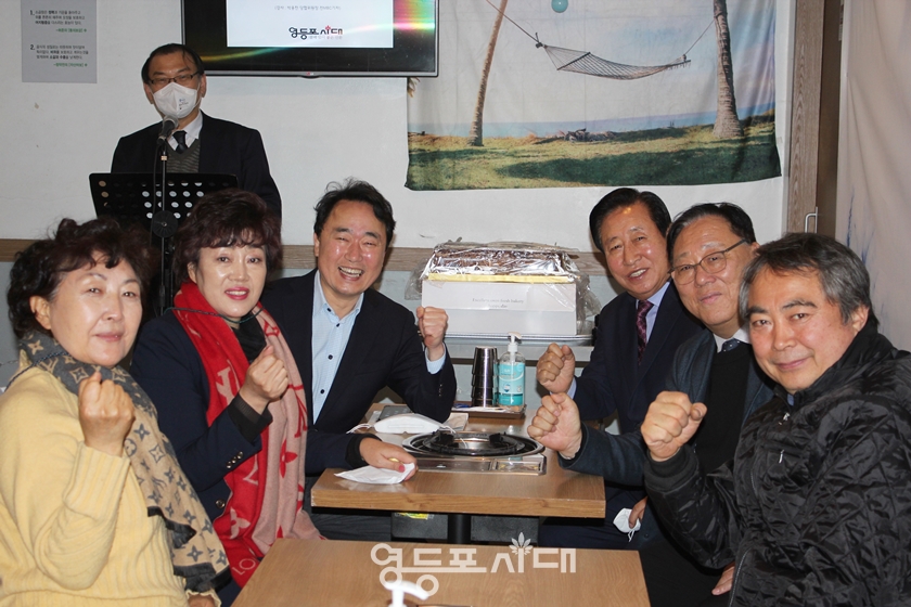 ▲박용찬(당협위원장) 전 MBC 기자(사진 왼쪽에서 세 번째)가 강연에 앞서 영등포시대 관계자들과 함께 포즈를 취하고 있다. ⓒ영등포시대