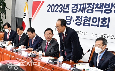 ▲19일 국회에서 열린 국민의힘 당정협의회에 참석한 추경호 경제부총리가 인사를 하기 위해 자리에서 일어나고 있다. Ⓒ영등포시대 
