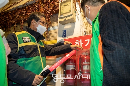 ▲11월 17일 문래동 창작촌 일대 현장 점검 나선 최호권 영등포구청장▲11월 17일 문래동 창작촌 일대 현장 점검 나선 최호권 영등포구청장 Ⓒ영등포구