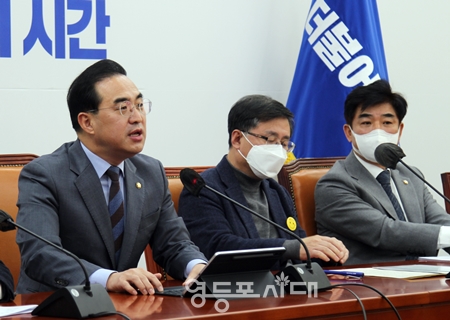 ▲박홍근 민주당 원내대표(사진 왼쪽이)가 27일 오전 국회에서 열린 원내대책회의 모두발언에서 이재명 대표의 검찰 소환에 대해 강하게 비판하고 있다. Ⓒ영등포시대