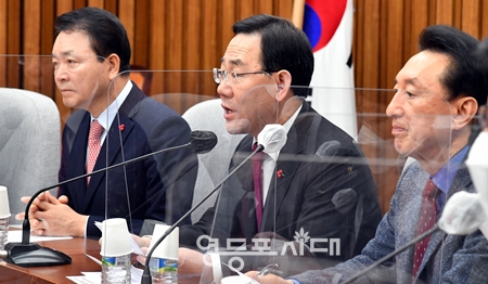 ▲국민의힘 주호영 원내대표(사진 가운데)가 27일 국회에서 원내대책회의를 열고 26일 감행한 북한의 도발에 대해 우려를 나타내고 있다. Ⓒ영등포시대