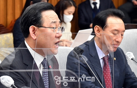 ▲주호영 원내대표(사진 왼쪽)가 12월 30일 국회에서 2022년 마지막 원내정책회의 모두 발언에서 민주당을 향을 “자신들이 집권했을 동안을 생각하면 어떻게 저럴 수 있나 하는 생각이 든다”라고 비판하고 있다. Ⓒ영등포시대