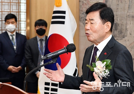 ▲김진표 국회의장이 2일 국회에서 열린 시무식에 참석해 “2023년 개헌과 선거제도 개혁을 위해 심기일전해 달라”라고 당부하고 있다. Ⓒ영등포시대