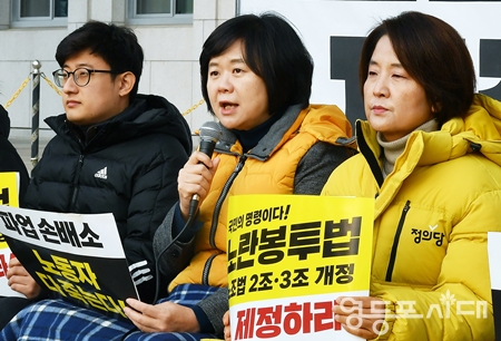 ▲이정미 정의당 대표(사진 가운데)가 5일, 윤석열 대통령이 언급한 중대선거구제 발언과 관련해 “진정성 있는 정치개혁, 정치리더들의 논의 테이블을 즉각 소집하자”라고 제안하고 있다. Ⓒ영등포시대