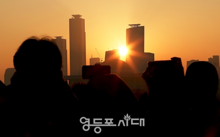 ▲시민들이 2023년 1월 1일 당산철교를 찾아 새해 해맞이를 하며 소원을 빌고 있다. Ⓒ영등포시대