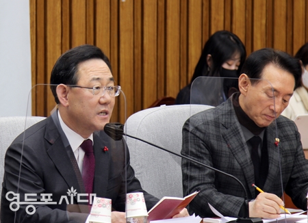 ▲주호영 원내대표(사진 왼쪽)가 6일 오전 국회에서 원내대책회의 모두 발언에서 “이태원 참사 진실규명, 북한의 무인기 서울 비행금지구역 출현 등에 대해 질타하고 “재발 방지에 최선을 다해 달라”라고 당부하고 있다. Ⓒ영등포시대