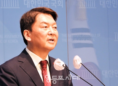 ▲국민의힘 안철수 의원이 9일 오전 국회 소통관에서 기자회견을 열고 “총선, 윤석열 정부의 안정적 국정 운영을 위해 압승해야 한다”라고 주장하며 당 대표 출마를 선언하고 있다. Ⓒ영등포시대