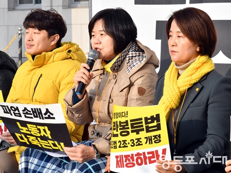 ▲이정미 대표(가진 가운데)가 1월 9일 국회에서 열린 상무위원회 모두 발언에서 국회에서 두 차례에 걸쳐 열린 10.29 이태원 참사 국정조사와 관련해 “파면 대상자들이 하부기관 책임자에게 모든 범죄를 전가하며 자신은 살아남겠다는 이기심과 무책임의 절정을 보여준 청문회였다”라고 강하게 성토하고 있다. Ⓒ영등포시대