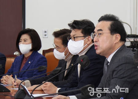 ▲박홍근 민주당 원내대표(사진 오른쪽)가 10일 국회에서 열린 원내대책회의 모두 발언에서 ”윤석열 정권은 즉각 야당 탄압을 중단하고, 복합위기에 놓인 민생경제에 국정을 집중하기를 엄중히 경고한다”라고 밝히고 있다. Ⓒ영등포시대